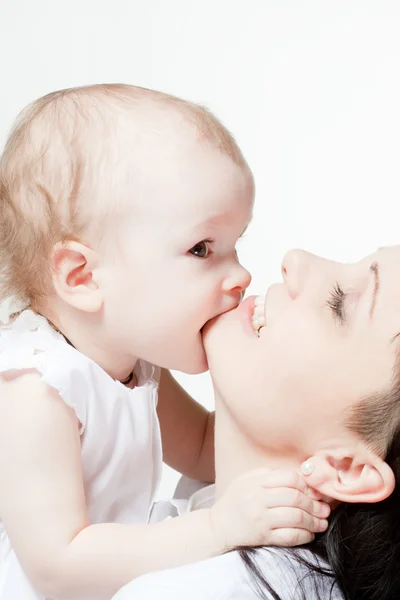 그녀의 어머니의 턱을 물어 뜯고 하는 귀여운 아기 — 스톡 사진