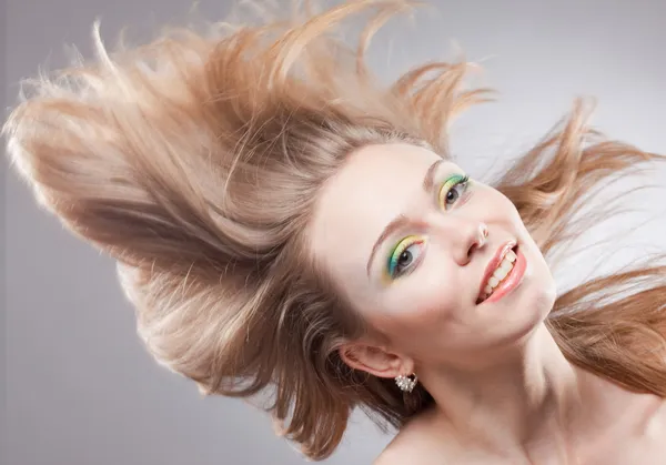 Porträtt av en lyckligt leende kvinna med hennes vackra blåsa hai — Stockfoto
