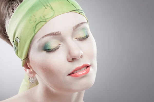 Ung kvinna med vackra gröna make-up — Stockfoto