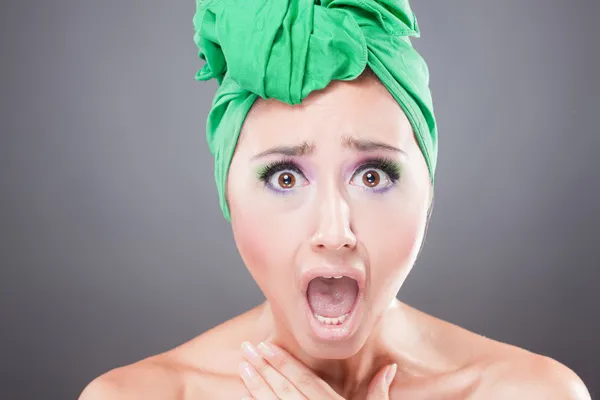 Skared vrouw met groene sjaal op kop met wow expressie — Stockfoto