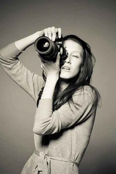 Monochrome portrait of beautiful female photographer shooting — Stock Photo, Image