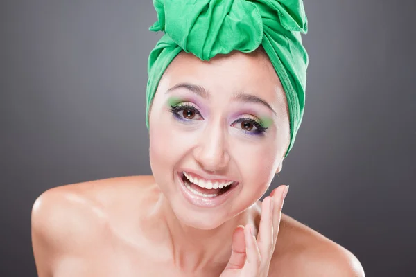 Boldog mosolygó nő fején zöld kendő — Stock Fotó