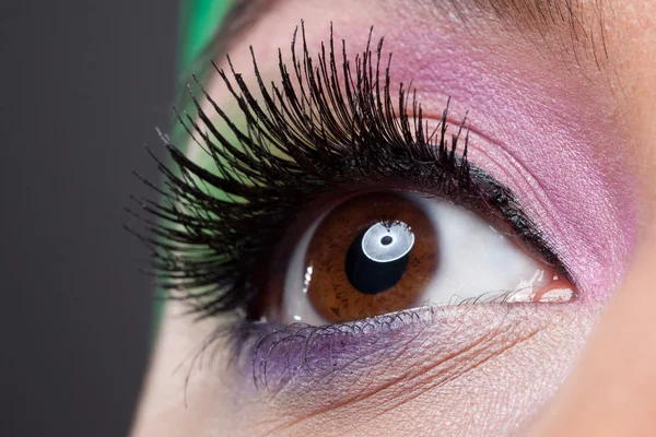 Современный модный макияж женского глаза - макроснимок — стоковое фото