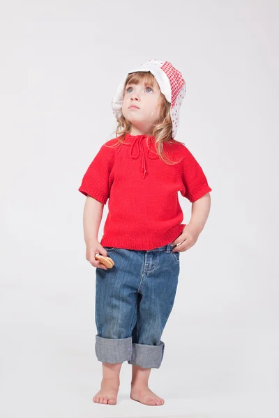 Lindo niño interesado mirando hacia arriba sosteniendo galletas a mano —  Fotos de Stock