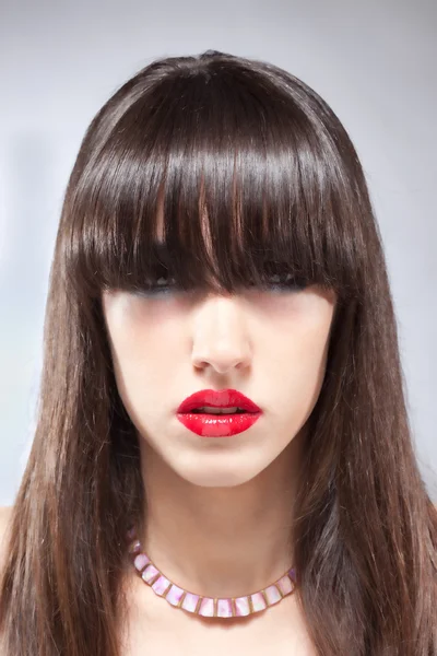 Portret kobiety brunetka z plumpy czerwone usta — Zdjęcie stockowe