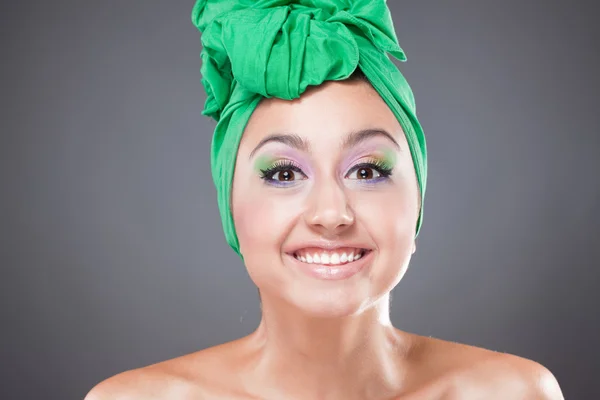 Feliz mujer sonriente con bufanda verde en la cabeza y brillante rosa gre —  Fotos de Stock