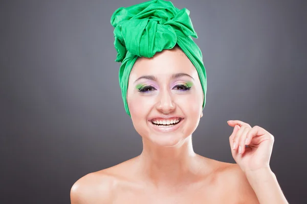 Feliz mujer sonriente con bufanda verde en la cabeza y brillante rosa gre —  Fotos de Stock