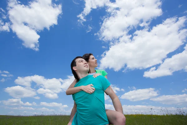 Loving dreamy couple on summer field looking up — Stock Photo, Image