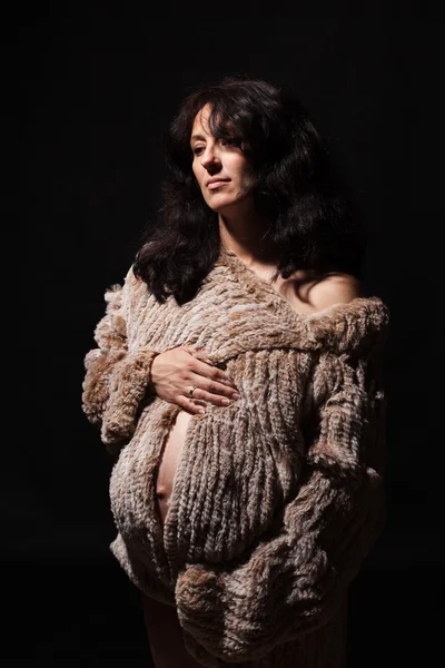 Piękna kobieta w ciąży, ubrany w futro sweter — Zdjęcie stockowe