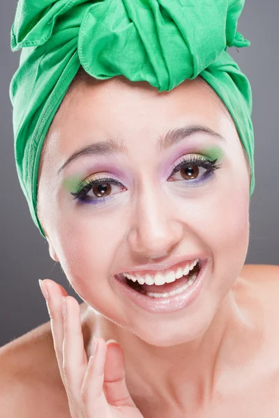Ευτυχής χαμογελαστό γυναίκα με πράσινο μαντήλι στο κεφάλι — Φωτογραφία Αρχείου
