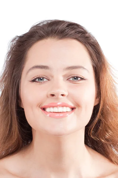 拥有健康的牙齿快乐年轻微笑着深色头发的女人 — 图库照片