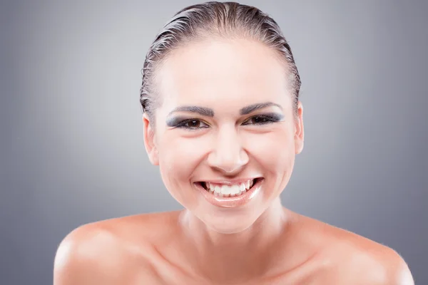 Glada leende brunett kvinna med friska tänder — Stockfoto