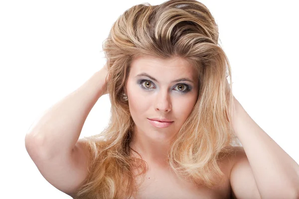 Frestande blond ung kvinna med stora grå ögon håller håret wi — Stockfoto