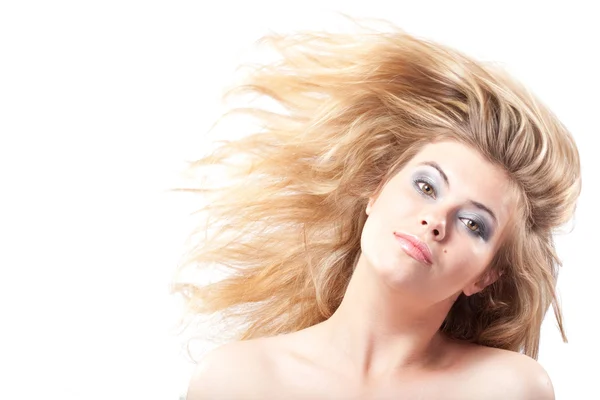 Bella giovane donna con i suoi capelli biondi che soffiano nel mezzo del movimento — Foto Stock