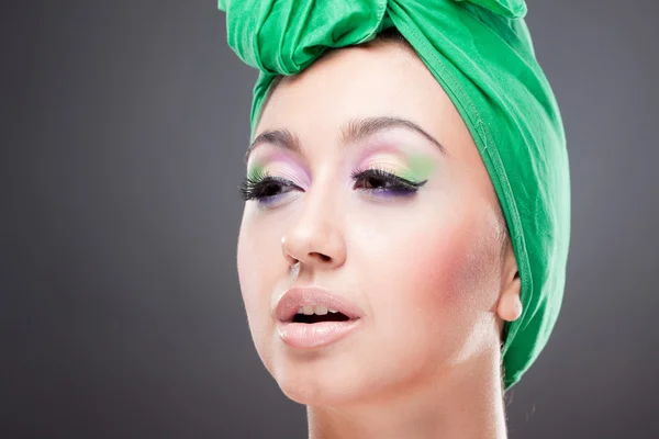 Romantic pin-up girl with green scarf on head and bright makeup — Stock Photo, Image