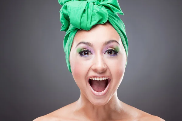 幸せな笑顔の女性の頭の上の緑のスカーフ — ストック写真