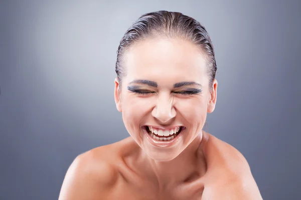 幸福微笑的深色头发的女人拥有健康的牙齿 — 图库照片