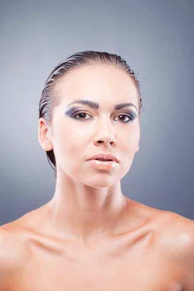 Vertrouwen mooie brunette vrouw met gouden-zwarte make-up — Stockfoto