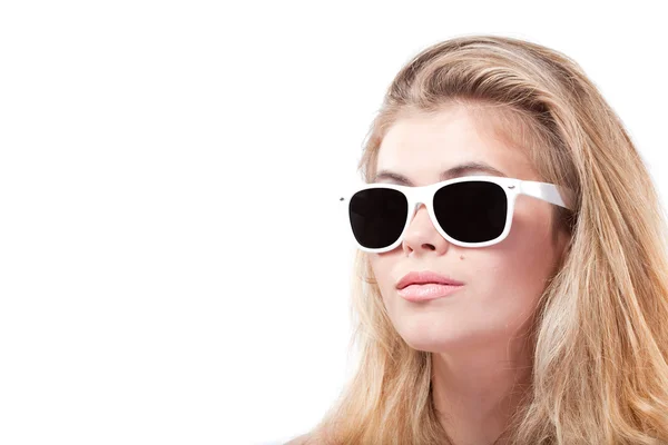 Närbild porträtt av säker blonda kvinnan i solglasögon — Stockfoto