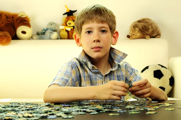 Мальчик и головоломка — стоковое фото