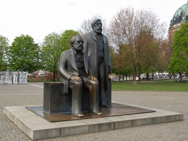 Marx-engels forum heykeli