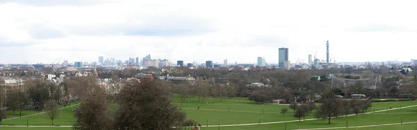 Kopyalama alanı olan primrose Hill görülen Londra siluetinin manzarası — Stok fotoğraf