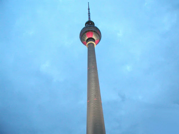 Oost-Berlijn televisietoren in Alexanderplatz — Stockfoto
