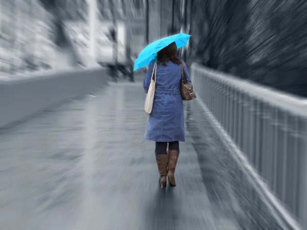 Meisje in de regen — Stockfoto