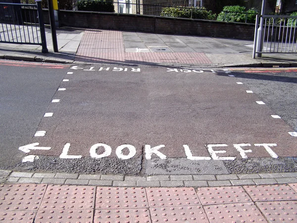 Mira a la derecha mira el letrero izquierdo en el cruce de cebra Londres —  Fotos de Stock