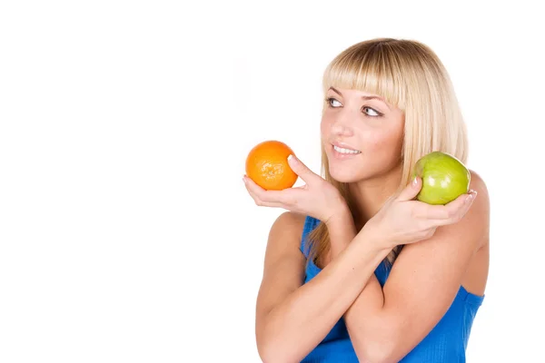Молодая женщина с фруктами, изолированные на белом фоне — стоковое фото