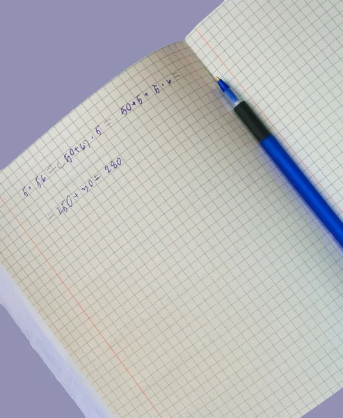 School schrijven-boek en blauwe pen — Stockfoto