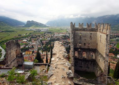 Castello di arco (kale Arco) yakın garda Gölü ve panoramik Arco, İtalya