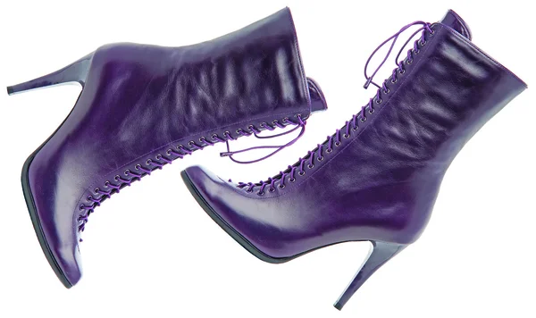 Deux bottes violettes féminines. Isolé avec des chemins — Photo