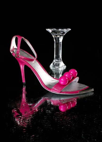 Zapatos rosas femeninos reflejados en un espejo con gotas de agua —  Fotos de Stock