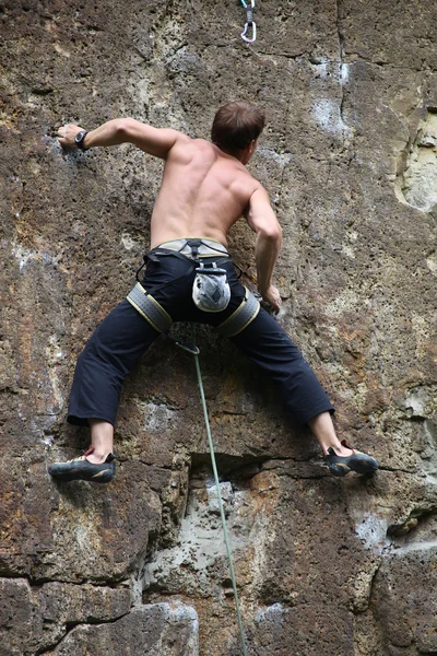 Alpinista escalando a rocha — Fotografia de Stock