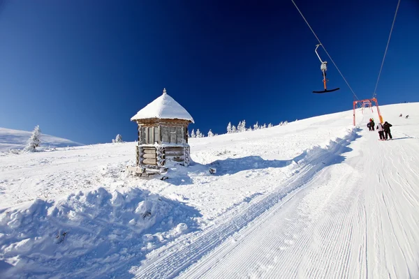 Winterlandschap met touw slepen naar de top van de berg — Stockfoto