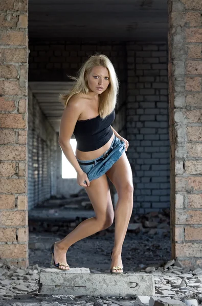 Jeune belle femme blonde dans la construction abandonnée — Photo