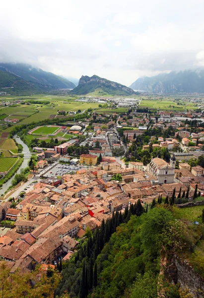 Panoramautsikt över arco och riva del garda (trentino, norra Italien) — Stockfoto