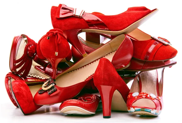 Куча женских красных туфель на белом фоне — стоковое фото