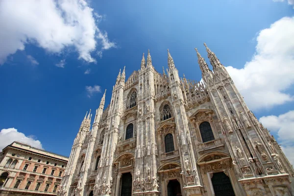 Duomo di Milano (Catedral de Milão), Itália, sobre fundo céu azul brilhante — Fotografia de Stock