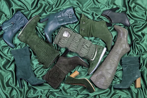 Женская обувь и сапоги на зеленый атлас — стоковое фото