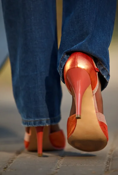 Κλείνω-πάνω θέα του γυναικών στο κόκκινα παπούτσια περπάτημα σε εξωτερικούς χώρους — Φωτογραφία Αρχείου