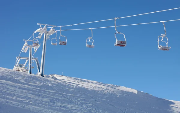 Elevador de esqui até o topo da montanha — Fotografia de Stock