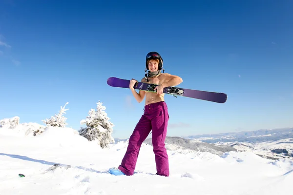 Kadın kayakçı ile topuk üzerinde kayak duran üstsüz — Stok fotoğraf