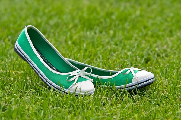 Dámské letní boty na zelené trávě — Stock fotografie
