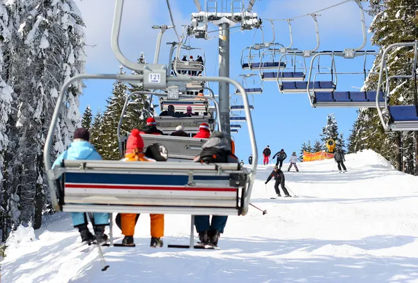 Skiërs gaan op de lift op de berg in Boekovel, Oekraïne — Stockfoto