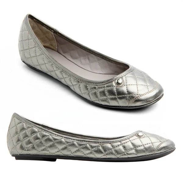 Paar van zilveren vrouwelijke zomer schoen op witte achtergrond — Stockfoto