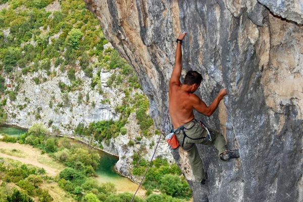 Rock climber moving up the rock — Stock Photo, Image