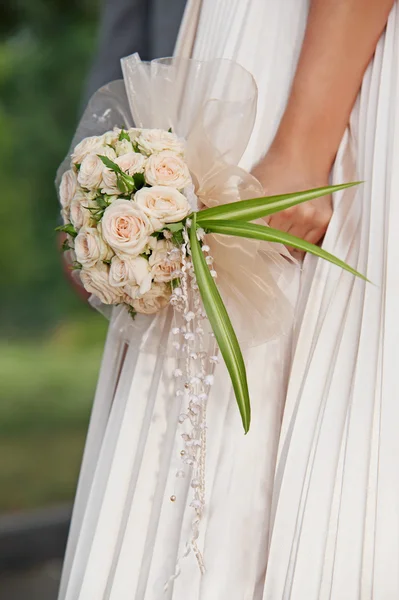 Noiva segurando buquê de flores, tiro ao ar livre — Fotografia de Stock