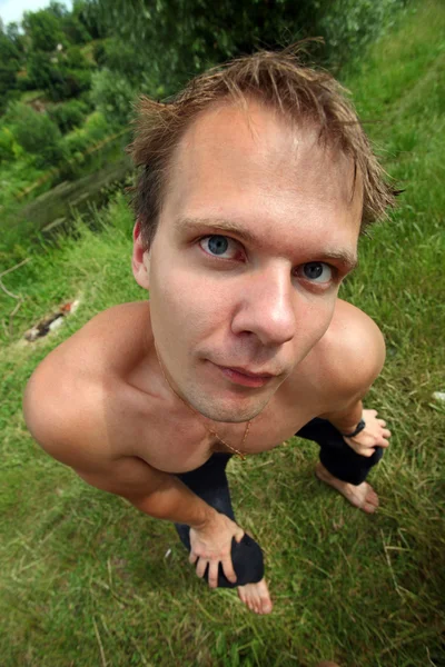 Ritratto vista dall'alto di giovane uomo con busto nudo, scatto all'aperto — Foto Stock